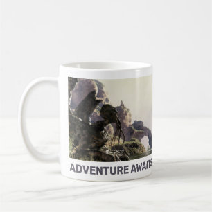 Abenteuer warten. Fantasielandschaft Kaffeetasse