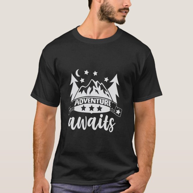 Abenteuer warten mit Berggrafik T-Shirt (Vorderseite)