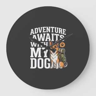 Abenteuer warten mit meinem Hund beim Wandern Große Wanduhr
