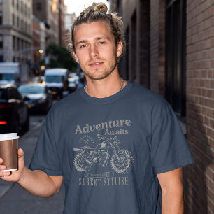 Abenteuer warten – Vintage-Motorrad- Street-Style T-Shirt