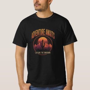 Abenteuer warten - Vintage-Wüstenuntergang & Berge T-Shirt