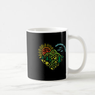 Abenteuer wartet Berge Sonne Camping Wandern Fraue Kaffeetasse