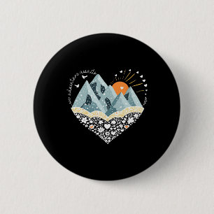 Abenteuer wartet Bergwandern Camping Natur Liebhab Button