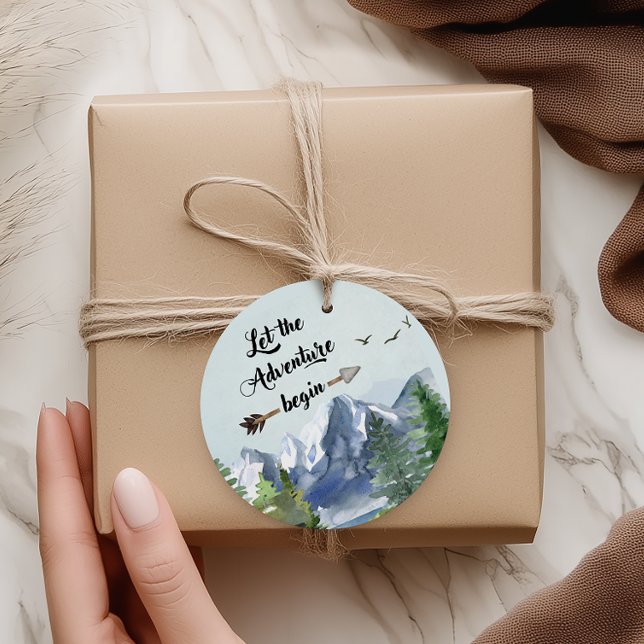 Abenteuer wartet Rustikales Wasserfarbengebirge Geschenkanhänger (Von Creator hochgeladen)