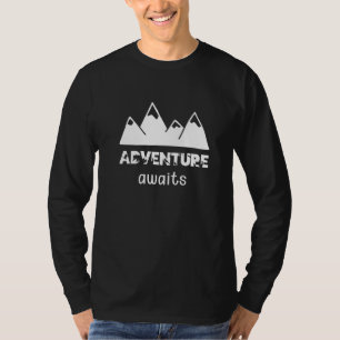 Abenteuer wartet Wandern Camping Wandern Ristorant T-Shirt