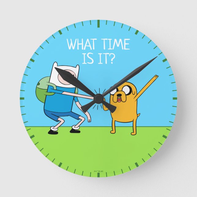 Abenteuerzeit | Finn & Jake Fist Bump Runde Wanduhr (Vorderseite)
