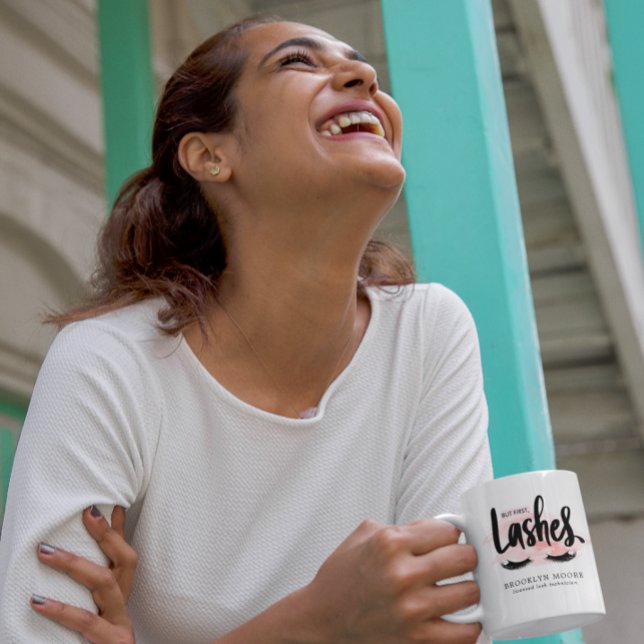 Aber erste Lashes | Lash Techniker Monogram Kaffeetasse (Von Creator hochgeladen)