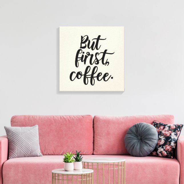Aber zuerst Kaffee | Chic Modern Script Typography Leinwanddruck (Insitu (Wohnzimmer))