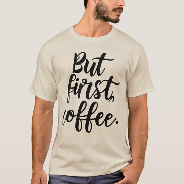 Aber zuerst Kaffee | Chic Moderne Skript-Typografi T-Shirt (Vorderseite)