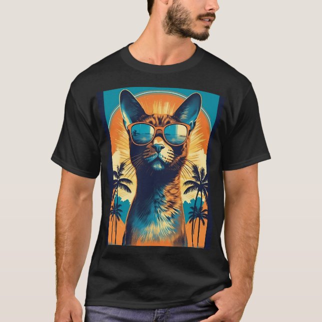 Abessinierkatze mit Sonnenbrille an einem tropisch T-Shirt (Vorderseite)