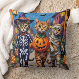 Abessinierkatzen beim Trick-or-Treat an Halloween Kissen
