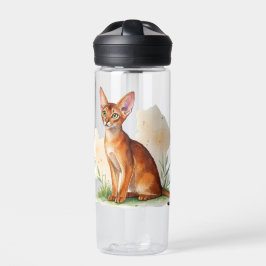 Abessinische Katze umgeben von sanften Farben und  Trinkflasche
