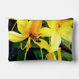 Abfall und Spinne, auf einer gelben Blume Zubehörtasche