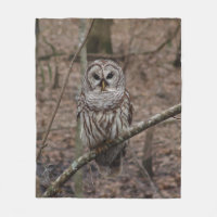 Abgehaltene Eule in der Waldbild-Fleece-Decke