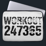 Abgelaufener und kratzter Text Workout 247365 schw Laptopschutzhülle<br><div class="desc">Abgelaufener Text Workout 247365 in schwarzer Farbe mit weißem Hintergrund. Perfekt für alle,  die sich im Fitnessraum bewegen,  Fitness,  trainieren,  Bodybuilding und trainieren.</div>