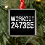 Abgelaufener und kratzter Text Workout 247365 weiß Ornament Aus Metall<br><div class="desc">Abgelaufener und kratzter Text Workout 247365 in weißer Farbe mit schwarzem Hintergrund. Perfekt für alle,  die sich im Fitnessraum bewegen,  Fitness,  trainieren,  Bodybuilding und trainieren.</div>