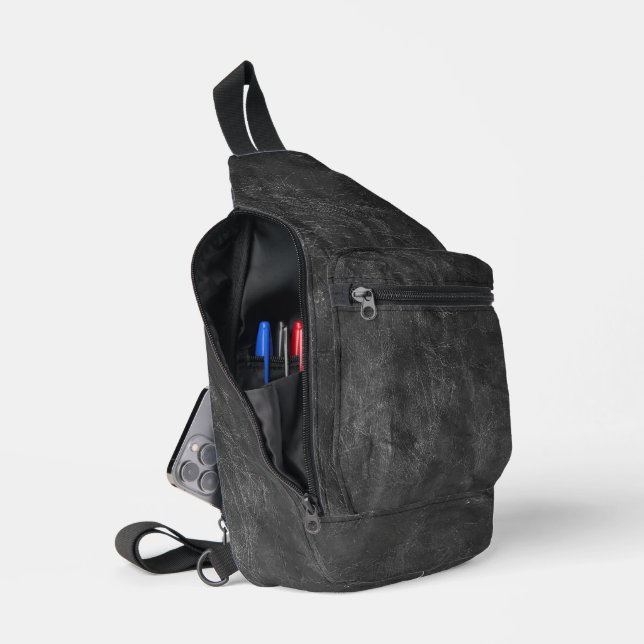 Abgenutzte schwarze Ledertextur Crossbody Bag (Offen)