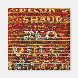 Abgenutztes Grunge-Schild auf Ziegelbau Foto Magnet