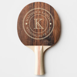 Abgenutztes Hochzeitsmonogramm auf Schneidbrett Tischtennis Schläger