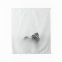 Abgeschiedener Fels in einem Nebel