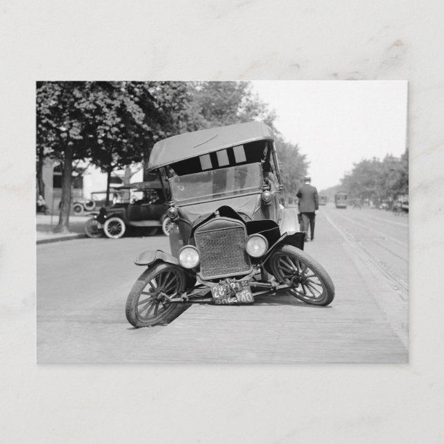 Abgestürztes Oldtimer-Auto, 1922 Postkarte (Vorderseite)