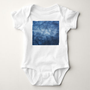 Abgetragener Denim-Stoff, texturierter Hintergrund Baby Strampler