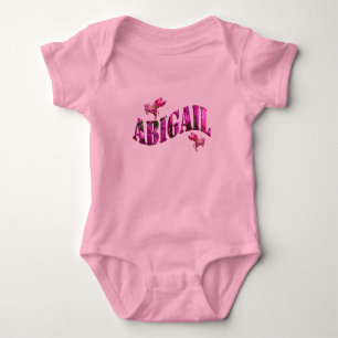 Abigail, Mädchenname Logo aus rosa Blume, B Baby Strampler
