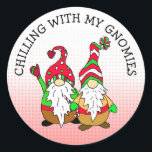 Abkühlung mit meinen Gnomies Funny Christmas Gnome Runder Aufkleber<br><div class="desc">Niedlicher handgezeichneter Weihnachtsaufkleber zum Siegel Ihrer Weihnachtskarten-Umschläge oder zum Anziehen von Gunst-Taschen.</div>