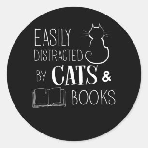 Ablenkbare Katzen und Bücher Runder Aufkleber