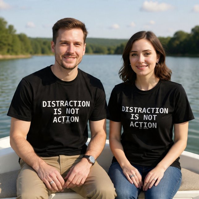 Ablenkung ist keine Aktion T-Shirt (Von Creator hochgeladen)