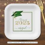 Abschluss 2025 Imitats Metallic Green Gold Script Pappteller<br><div class="desc">Moderne personalisierte Teller der Klasse 2025, grün, gold und weiß, mit dem Namen Ihres Absolventen in einem schicken handgeschriebenen Drehbuch mit Imitaten Metallic grüne Graduierung Kappe und Imitate Metallic Gold 2025. HILFE: Für Hilfe bei der Modifikation/Personalisierung des Designs, der Farbänderung, der Übertragung des Designs auf ein anderes Produkt oder der...</div>