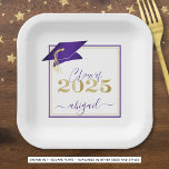 Abschluss 2025 Imitats Metallic Lila Gold Script Pappteller<br><div class="desc">Moderne personalisierte Teller der lila, goldenen und weißen Graduiertengruppe 2025 mit dem Namen Ihres Absolventen in einem schicken handgeschriebenen Drehbuch mit Imitaten metallische lila Graduierung Kappe und Imitate metallisches Gold 2025. HILFE: Für Hilfe bei der Modifikation/Personalisierung des Designs, der Farbänderung, der Übertragung des Designs auf ein anderes Produkt oder der...</div>