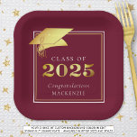 Abschluss 2025 Maroon Imitats Gold oder benutzerde Pappteller<br><div class="desc">Elegante personalisierte, benutzerdefinierte Farbe KLASSE OF 2025 Graduierungsparty Papier Teller mit GRATULATIONS und den Namen Ihres Absolventen mit einem Imitat metallisches Gold 2025 und Graduierung oder Mörtel in Ihrer Wahl der Hintergrundfarbe (in Maroon gezeigt) können Sie zu einer Schule Farbe ändern oder koordinieren Party Thema Farbe. HILFE: Für Hilfe bei...</div>