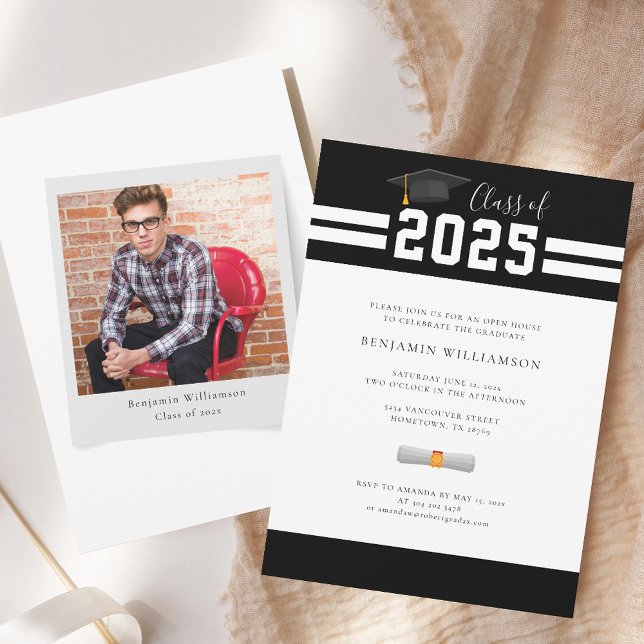 Abschluss 2025 Skript Abschlussfoto Einladung (Graduation 2025 Grad Photo Party Black and White Invitation)