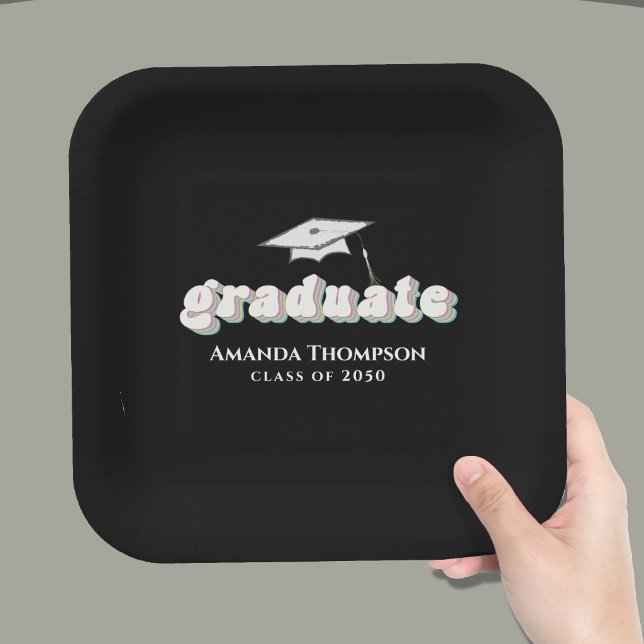 Abschluss Black Graduate Retro Typografie Einfach Pappteller (Elegant black and gold graduate script party plates for modern graduation celebration decor)