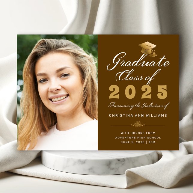 Abschluss Brown Gold Script Class of 2025 Foto Ankündigung (Elegant Brown Photo Graduation Announcement with Gold and White calligraphy)