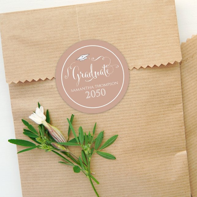 Abschluss Calligraphy Script Elegant Tan Cap Runder Aufkleber (Von Creator hochgeladen)