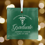 Abschluss der grünen Medizin Weihnachten Ornament Aus Glas<br><div class="desc">Dieser maßgeschneiderte grüne Medizinstudenten-Abschluss für Weihnachtsschmuck für eine Krankenschwester oder einen Arzt zeigt eine weiße Typografie unter einem medizinischen Kadukus für die Klasse von 2025. Passen Sie mit Ihrem geschlossen Jahr unter der eleganten Kalligrafie für ein großartiges personalisiertes Universitätsabsolventengeschenk an.</div>