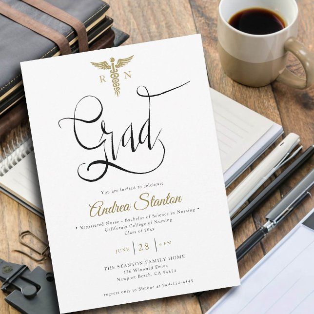 Abschluss der Krankenschwester Caduceum Grad Kalli Einladung (nurse graduation party invitation gold caduceum grad calligraphy elegant classic modern black white)