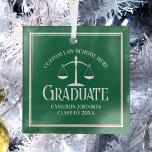 Abschluss der Weißen Schule Weihnachten Ornament Aus Glas<br><div class="desc">Dieser Abschluss der Volksschule für grünes Recht Weihnachtsschmuck für einen Anwalt zeigt die weiße Waage der Gerechtigkeit für die Klasse von 2025. Passen Sie mit Ihrem geschlossen Jahr unter der eleganten Kalligrafie für ein großartiges personalisiertes Universitätsabsolventengeschenk an.</div>