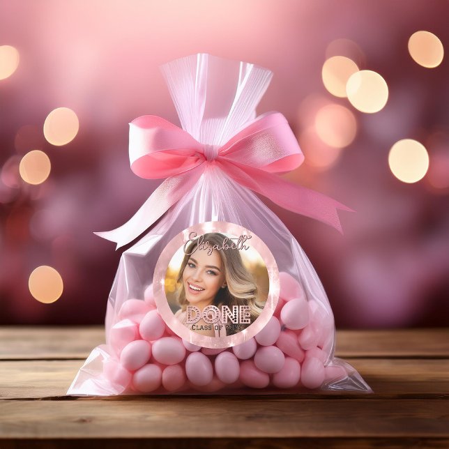 Abschluss Foto Rosa Glitzern Klasse Jahr Runder Aufkleber (Graduation Photo Girl Graduate Faux Pink Sparkles Class Year "DONE" Classic Round Sticker)