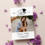 Abschluss für schwarze Typografie Foto Save the Da Save The Date<br><div class="desc">Doppelseitige Abschluss-Save the Date-Karte mit Typografie-Design und einem Foto des Absolventen. Fügen Sie drei weitere Fotos in einer sauberen Collage auf die Rückseite. Abschluss Save the Date Vorlagenkarte personalisiert mit Fotos.</div>