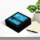 Abschluss Geschenke Schmuckschachtel<br><div class="desc">Passen Sie Namen und Jahr auf diesen personalisierten Abschluss-Sake-Kisten an. Passen Sie die Hintergrundfarbe an,  indem Sie auf "Anpassen" klicken,  dann auf "Bearbeiten>>Hintergrund" klicken und eine Farbe auswählen.</div>