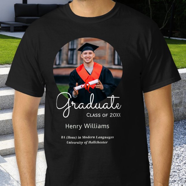 Abschluss Graduate Name und Foto benutzerdefiniert T-Shirt (A shirt for celebrating graduation, personalized with photo, 'class of' year, name and qualification)
