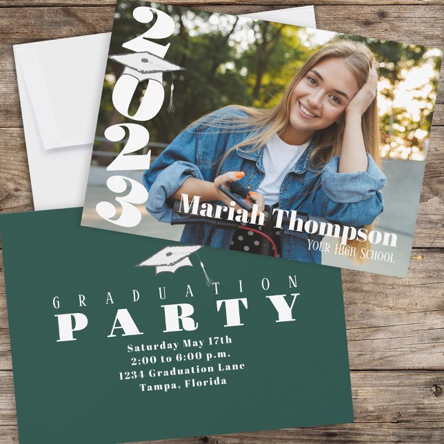 Abschluss Green Typografy Foto Class of 2023 Einladung (Von Creator hochgeladen)