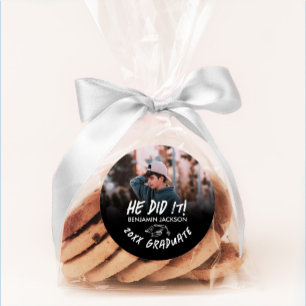 Abschluss in Schwarz-Weiß - Er hat es geschafft Runder Aufkleber