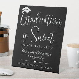 Abschluss ist Sweet Minimalistisches Schwarz-weiße Sockelschild