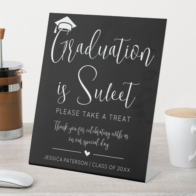 Abschluss ist Sweet Minimalistisches Schwarz-weiße Sockelschild (In Situ)