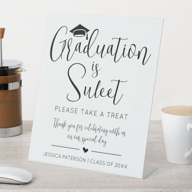 Abschluss ist Sweet Minimalistisches Schwarz-weiße Sockelschild (In Situ)