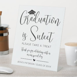 Abschluss ist Sweet Minimalistisches Schwarz-weiße Sockelschild